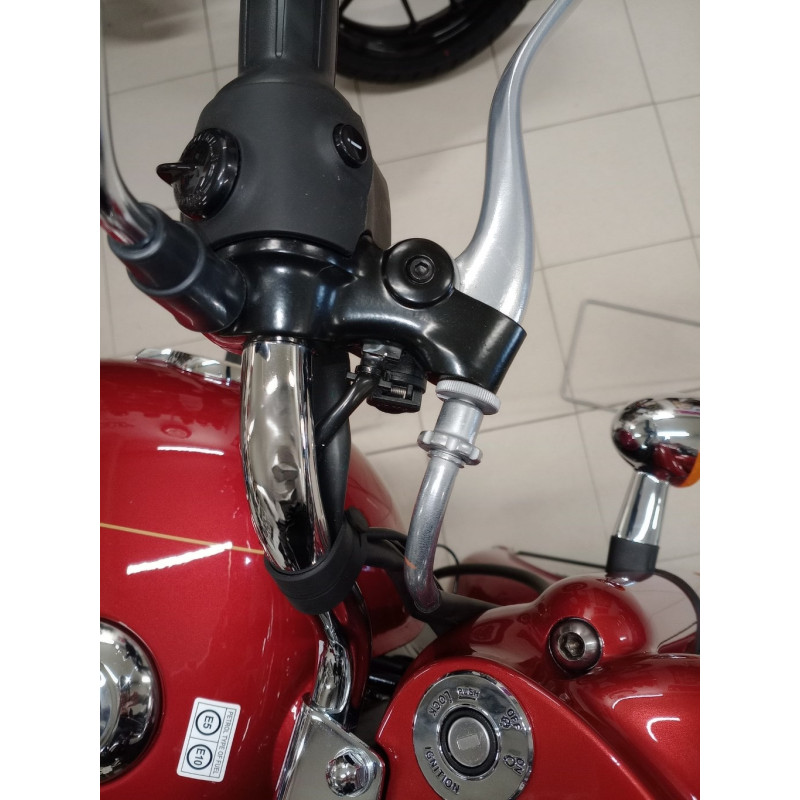 Prise-USB-Royal-Enfield-pour-Classic-350-HNTR-350-Twins-650-ref-RAC00053F